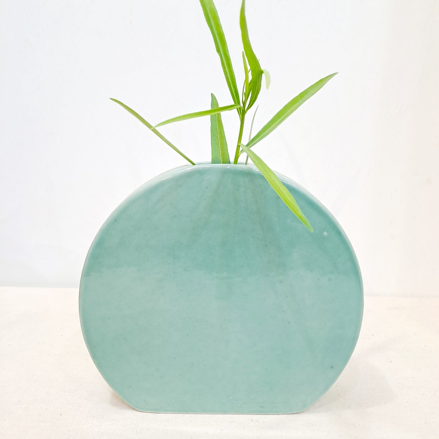 CIRCLE VASE OF DIFFERENT COLOR
